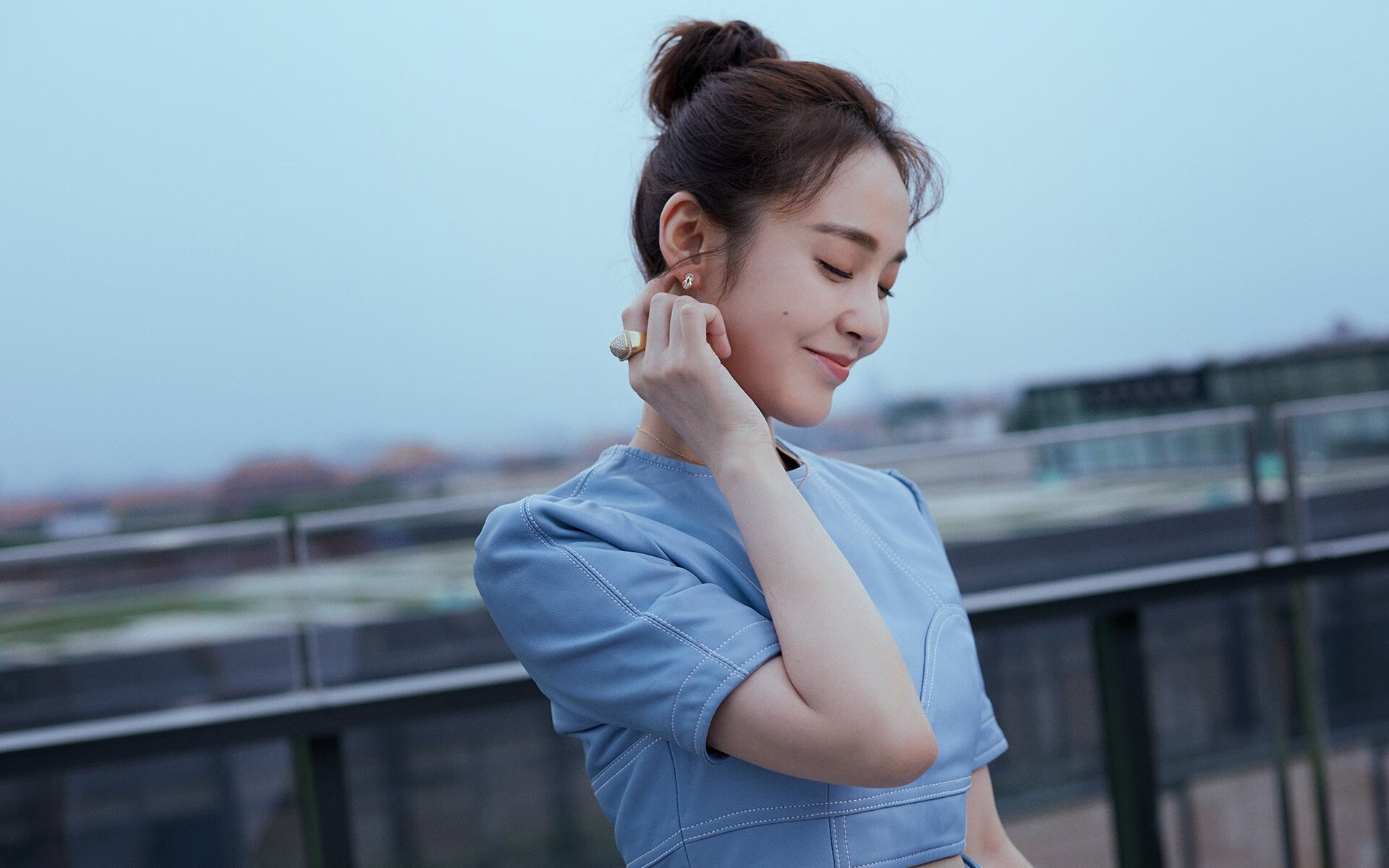 城市夜空激光划水，科技与运动的梦幻结合，夜空中的激光束