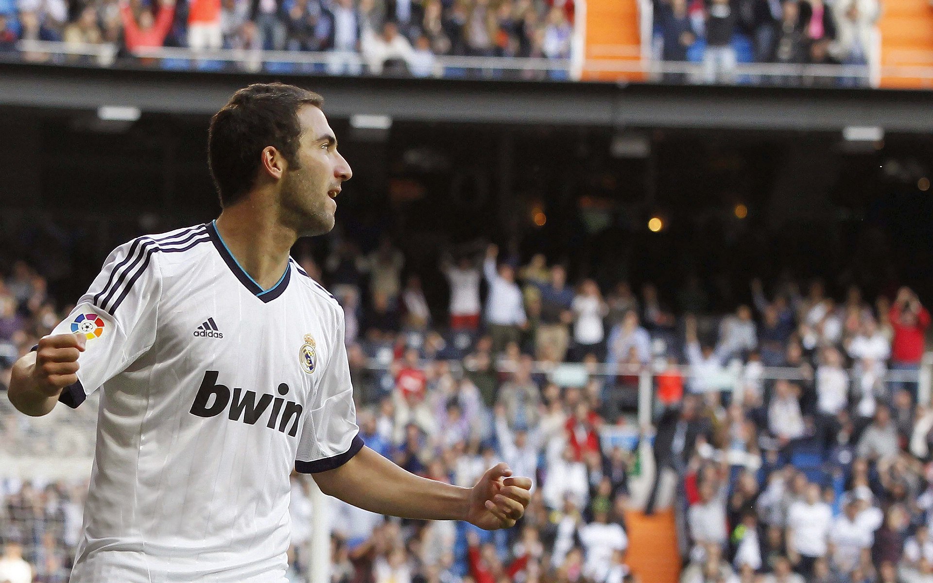 战术分析：某场比赛如何利用换人换阵改变局势？，联赛换人