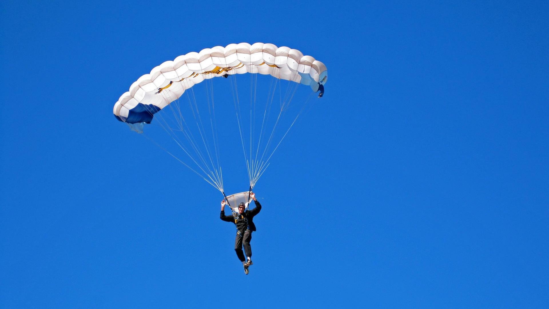 开云体育客户端-布莱克本高强度逼抢，蓝白军团力争升级，布莱克百科